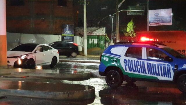 Briga de bar acaba em fuga de carro, tiros e perseguição policial em Catalão