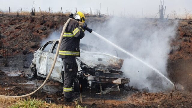 Carro capota e pega fogo após motorista perder controle da direção na GO 504, em Catalão