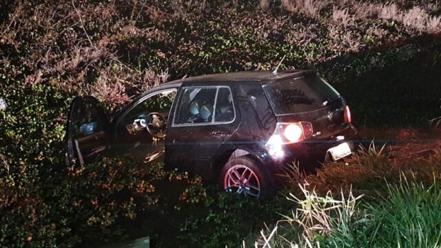 Motorista perde controle de carro e cai na represa do Jardim Florença, em Catalão