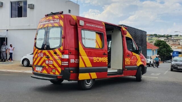 Homem fica ferido após colisão entre carro e moto no Centro, em Catalão