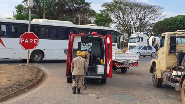 Motociclista fica ferido em colisão com veículo no trevo de acesso ao bairro Pontal Norte, em Catalão