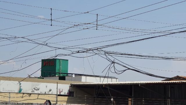 Cerca de 90 clientes da Enel ficam sem energia após caminhão arrebenta fiação de postes no bairro JK, em Catalão