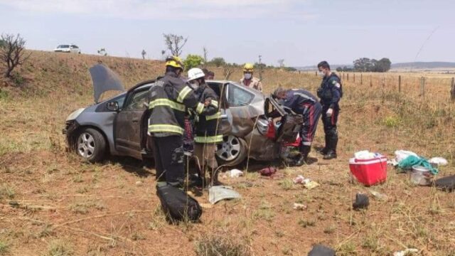 Quatro pessoas ficam feridas após carro capotar na GO-139, em Caldas Novas