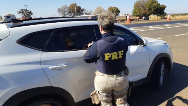 PRF em Catalão recupera carro de luxo furtado em Cocalzinho de Goiás