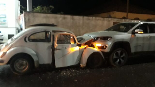 Colisão frontal entre veículos deixa três pessoas feridas no centro de Ipameri