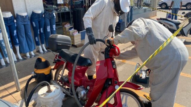 Enxame de abelhas ocupa moto estacionada em Cristalina