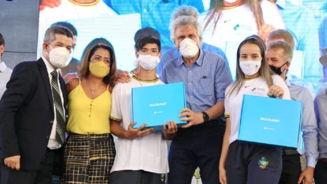 Durante comemoração dos 171 anos de Orizona, Caiado entrega 224 Chromebooks para alunos e participa da inauguração de complexo esportivo