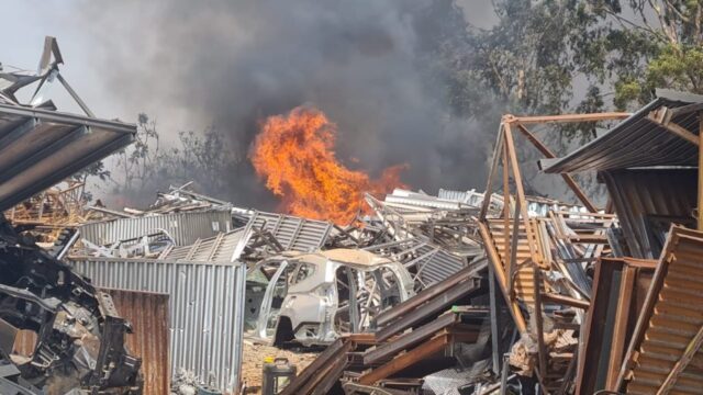 Incêndio em vegetação atinge deposito de empresa de reciclagem em Catalão
