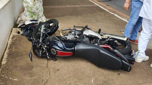 Acidente entre moto e carro deixa homem ferido no Centro de Catalão
