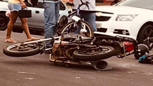Homem fica ferido após colisão entre carro e moto na Vila Liberdade, em Catalão