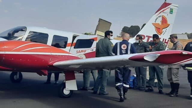 Vítima de acidente na GO-330 é transferida de aeronave para Goiânia
