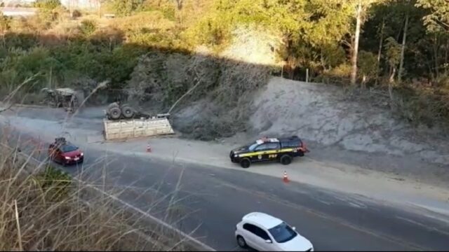 Ultrapassagens mal sucedidas e colisões frontais marcam o feriado nas BRs goianas