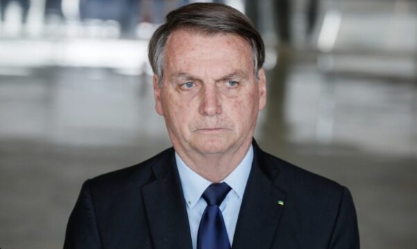 Bolsonaro anuncia reajuste nos combustíveis, mas Petrobras não confirma