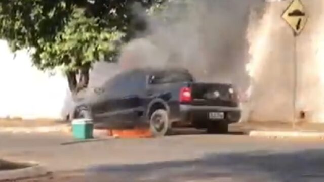 Internauta flagra momento em que veículo pega fogo em Pires do Rio