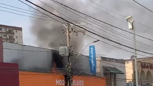 Transformador explode e queima fachada de loja no Centro de Catalão