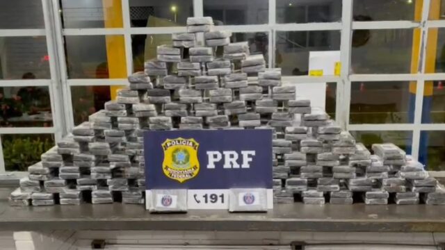 Caminhoneiro é preso e adolescente é apreendido ao serem flagrados transportando carga milionária de droga