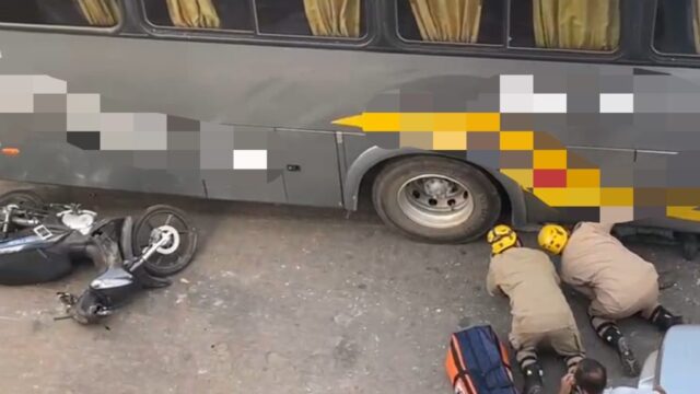Motociclista vai parar embaixo de ônibus após colisão, em Catalão