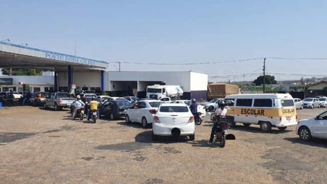 Postos tem fila de clientes com medo de desabastecimento de combustível em Catalão