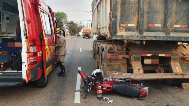 Motociclista fica ferido ao bater em caminhão estacionado, em Catalão