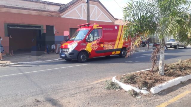 Acidente envolvendo carro e moto deixa casal de idoso ferido, em Goiândira
