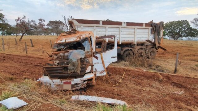 Motorista tem ferimentos graves após carreta envolver em acidente na GO-503, em Ouvidor