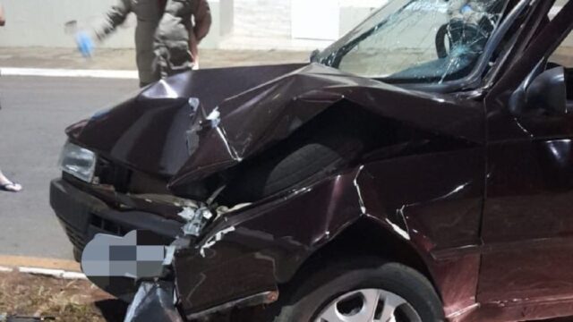 Motorista colide carro contra poste na avenida Gérson Barbosa, em Catalão