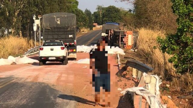 Motorista de caminhão perde controle da direção e veículo tomba na G0-330, em Ipameri