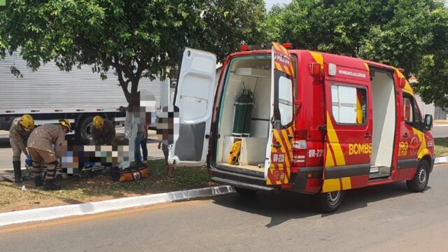 Homem fica gravemente ferido após colidir moto na traseira de caminhão, em Catalão
