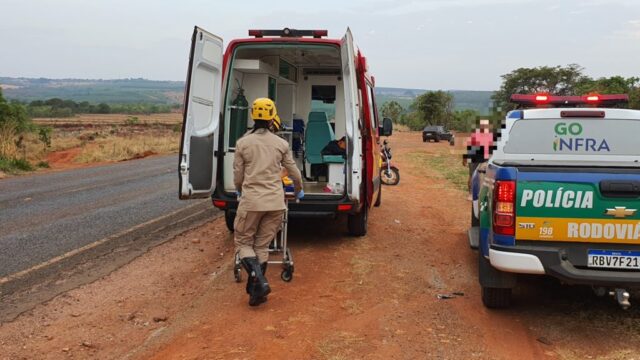 Acidente na GO-330 entre carro e moto deixa dois feridos
