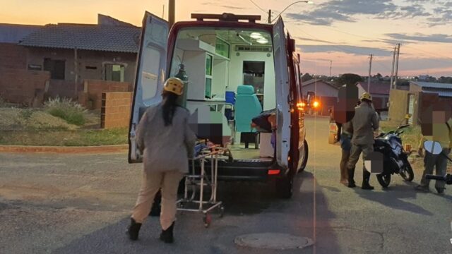 Motociclista fica ferida após colisão em cruzamento, no Bairro Portal do Lago II, em Catalão