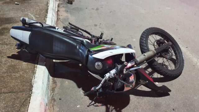Motociclista fica ferido após colidir em viatura da Polícia Militar, em Catalão