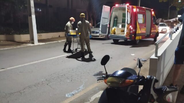 Motociclista fica ferido ao bater contra poste de iluminação pública em Catalão