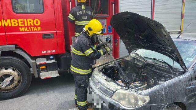 Carro pega fogo e mobiliza bombeiros no Centro de Catalão