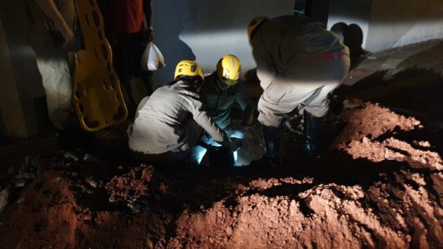 Em Catalão, mulher fica ferida ao cair dentro de buraco aberto em calçada