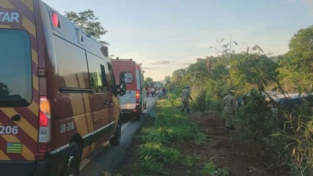 Grave acidente com ônibus de viagem deixa feridos na BR-020, em Formosa