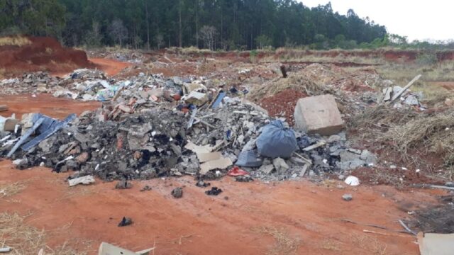 Entulho e objetos são despejados em área que seria para instalação de Indústria, em Catalão