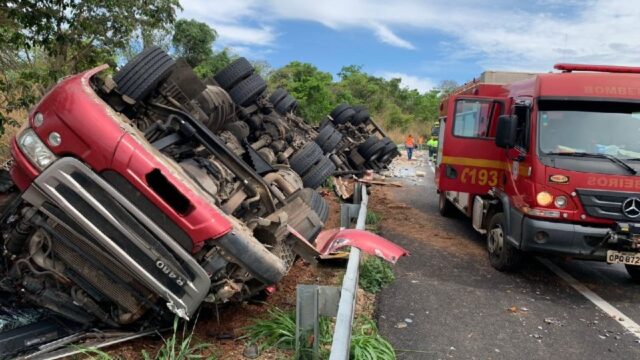 Caminhão capota na BR-050 e deixa motorista ferido