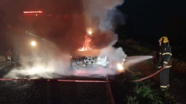 Carro pega fogo e mobiliza bombeiros em rodovia próximo a Araguari (MG)