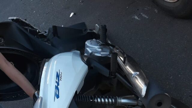 Acidente envolvendo motocicleta e caminhonete deixa mulher ferida no Bairro Nossa Senhora de Fátima em Catalão