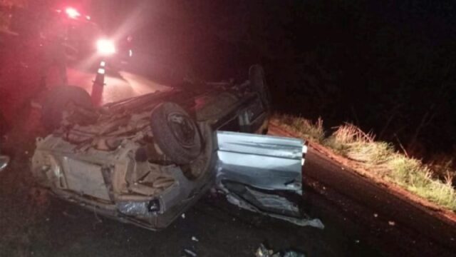Motorista morre e duas pessoas ficam feridas após carro capotar em Bela Vista de Goiás
