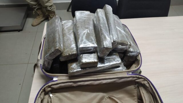 PRF apreende mala cheia de drogas na BR-050 em Catalão