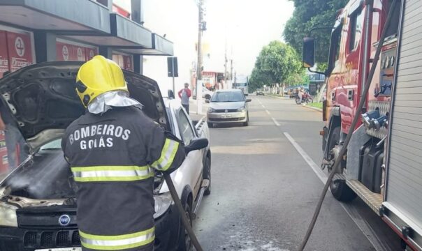 Bombeiros combatem princípio de incêndio em veículo em avenida de Catalão