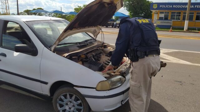 PRF prende dois homens com carro roubado na BR 050, em Catalão