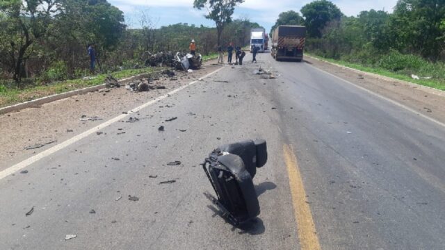 Jovem morre em batida entre carro e caminhão na BR 153, em Uruaçu