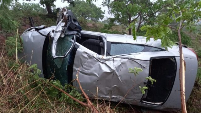 Carro capota após derrapar em pista molhada na GO-330 no município de Catalão