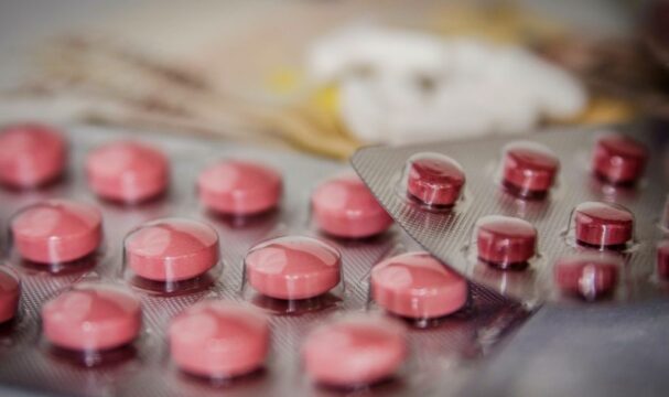 AstraZeneca diz que coquetel pode reduzir casos graves e mortes por Covid-19