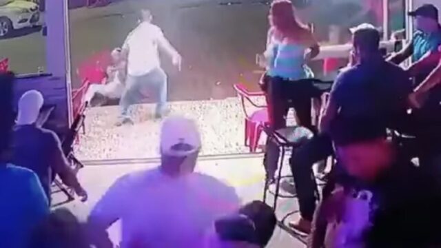 Homem agride mulher, mas acaba apanhando de clientes de bar, em Santa Helena de Goiás, veja vídeo: