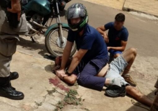Rapaz de 21 anos imobiliza pai que tentava atacar a mãe