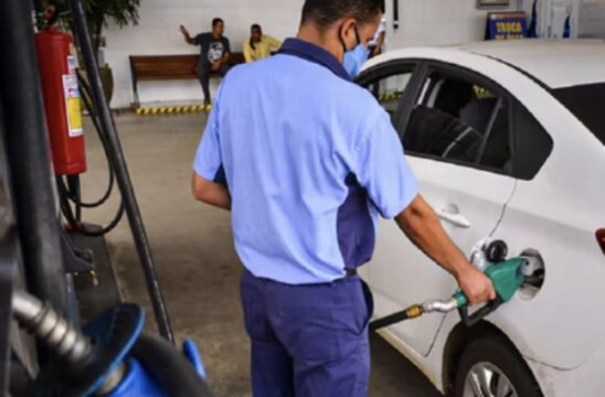 Mesmo com reajuste da Petrobras, preços do diesel e gasolina seguem abaixo dos internacionais, aponta Abicom