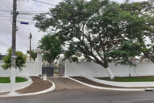 Placas, flores e imagens: Túmulos do Cemitério Municipal de Catalão é alvo de furto e vandalismo; veja imagens